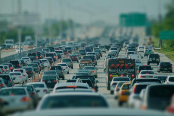I meccanismi che innescano il traffico sulle strade somigliano a quelli che provocano assembramenti di batteri (fonte: Wikimedia commons)