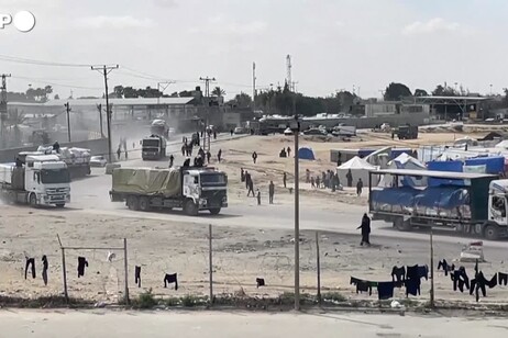 Gaza, corsa per recuperare gli aiuti umanitari giunti attraverso il valico di Rafah