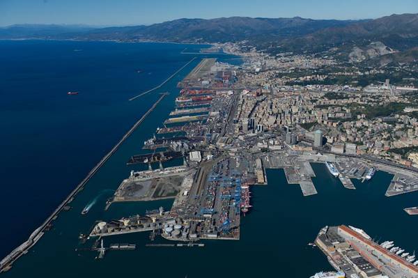 Veduta aerea del porto di Genova