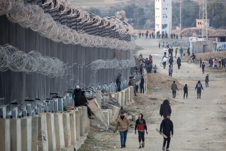 Displaced Palestinians flee to Gaza-Egypt border