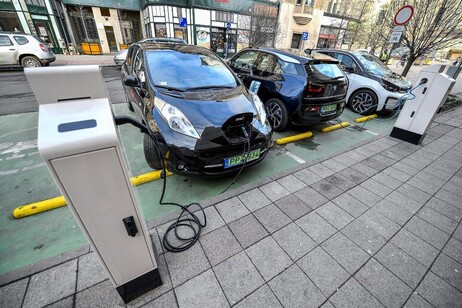 Aumenta la venta de autos eléctricos, pero faltan estaciones de carga en Europa, informe de ACEA