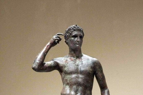 El Atleta Victorioso es atribuida a Lisipo, un escultor griego del siglo IV antes de Cristo. La obra apareció en el mar, frente a Las Marcas.