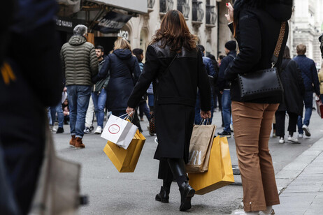 La OCDE advierte que la inflación pesó sobre la recuperación del consumo.