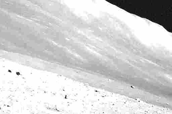 L'immagine dall'account X di SLIM @SLIM--JAXA mostra una parte della superficie lunare ripresa dal primo lander lunare giapponese chiamato SLIM martedì 23 aprile 2024