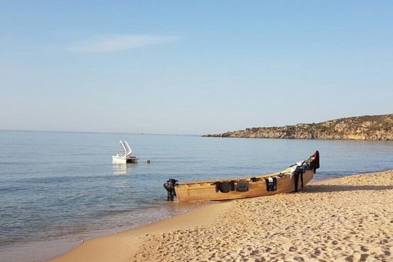 Una barca di migranti vuota spiaggiata in Sicilia. -     RIPRODUZIONE RISERVATA
