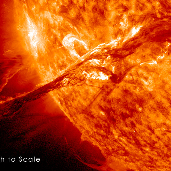 Un'eruzione solare, confrontata con le dimensioni della Terra (fonte: NASA/GSFC/SDO)